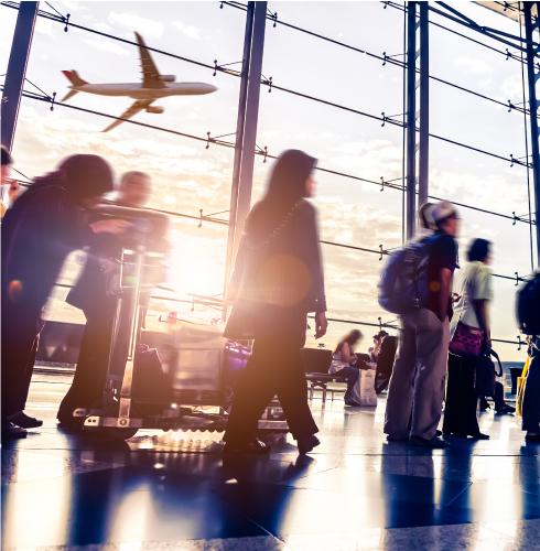 aeroport avec personnes dans le hall