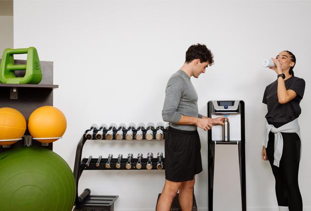Distributeur d'eau à la gym