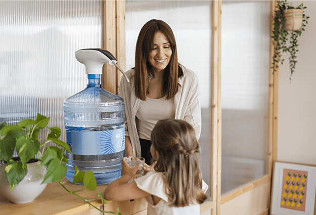 Maman et sa fille avec distributeur d'eau électrique Epump