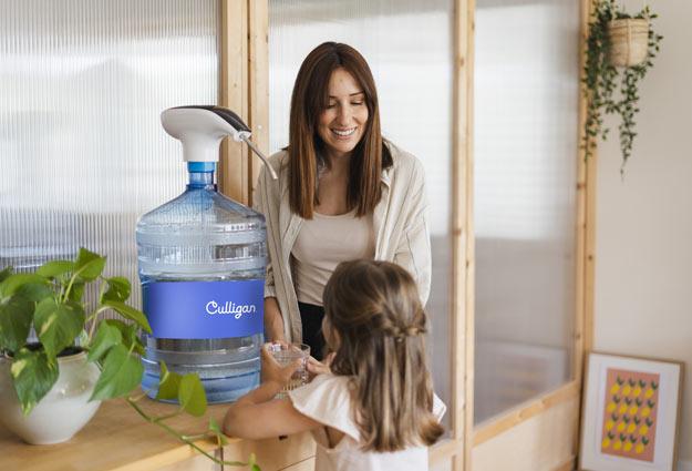 Maman et sa fille avec distributeur d'eau électrique Epump